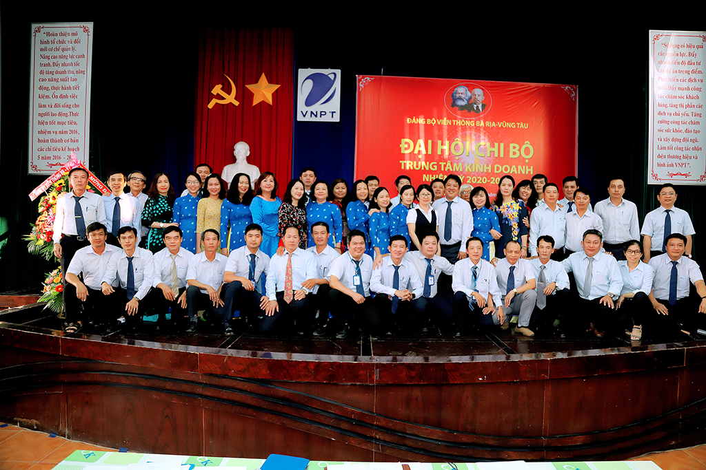 Đại biểu tham gia đại hội chi bộ TTKD nhiệm kỳ 2020-2022